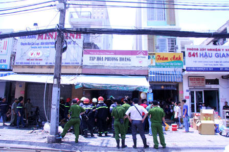 Vợ chồng chủ tiệm tạp hóa chết thảm trong biển lửa